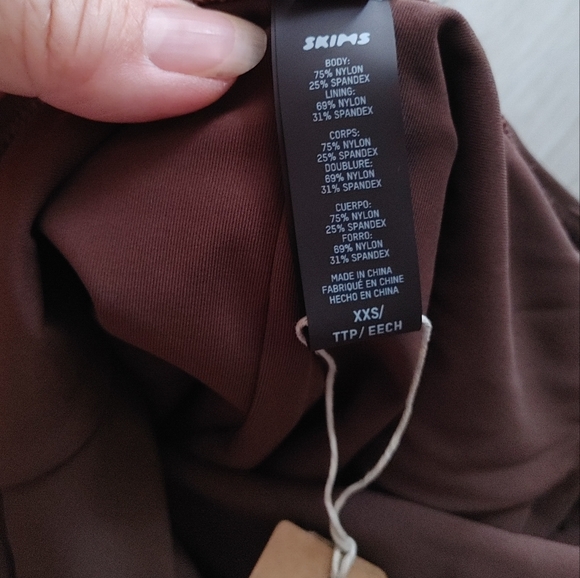 SKIMS Sculpting Swim Tank One Piece Bathingsuit - Small flaw - Picture 11 of 15